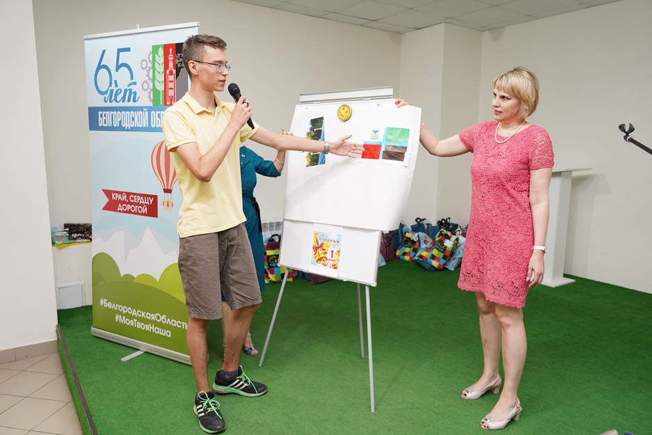 Старшие участники викторины объясняют значение цветов на флаге Белгородской области
